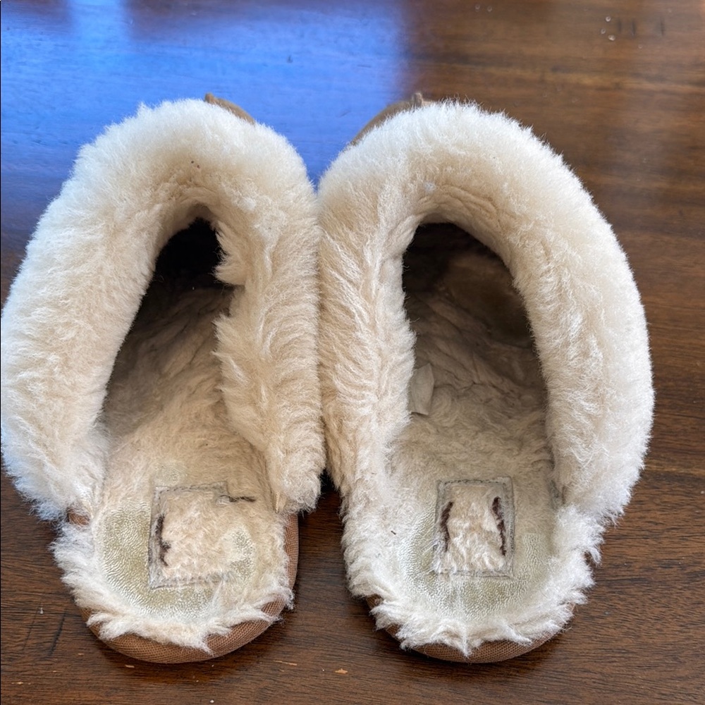 UGG Slippers - Picture 3 of 6